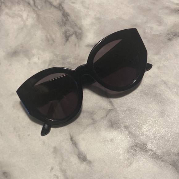 Betsy Johnson - Picture 4 of 16